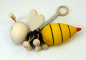 Preview: Federfigur Biene mit Spiralfeder und Holzring zum Aufhängen