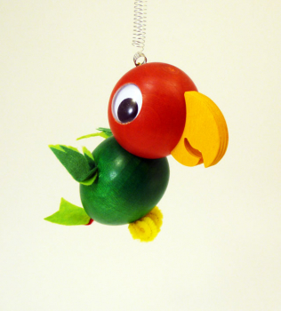 Federfigur Papagei grün/rot mit Spiralfeder und Holzring zum Aufhängen