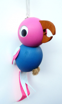 Federfigur Papagei pink/blau mit Spiralfeder und Holzring zum Aufhängen